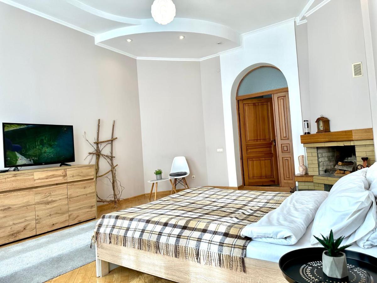 Apartments In The City Center, Near A Theatre, Zlata Plaza Ривне Екстериор снимка